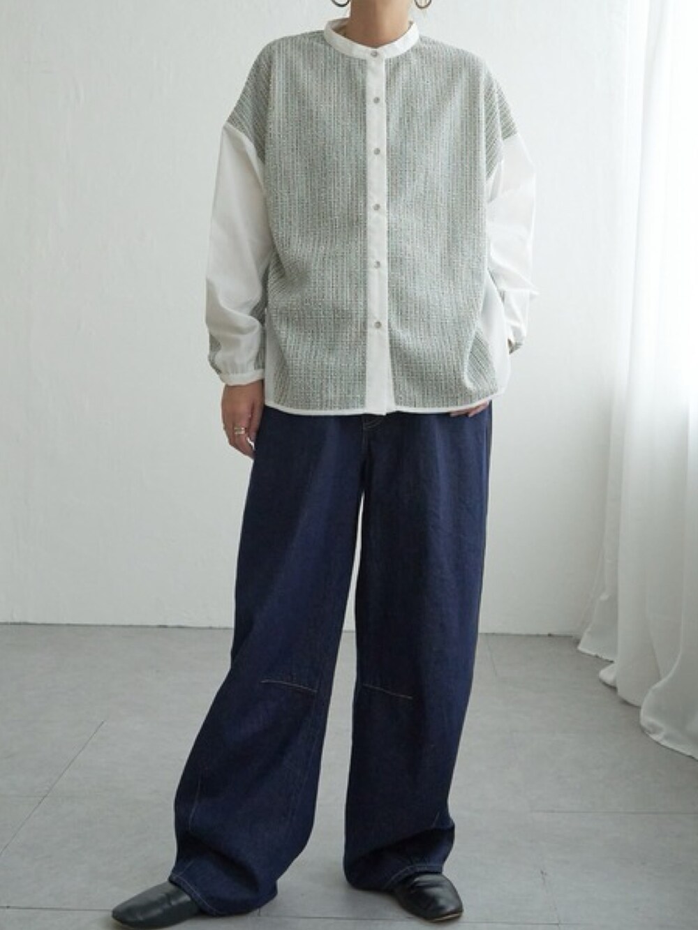 グレー系のシャツ/ブラウス、ブルー系のパンツを着用したレディースの秋コーディネートの3枚目の写真