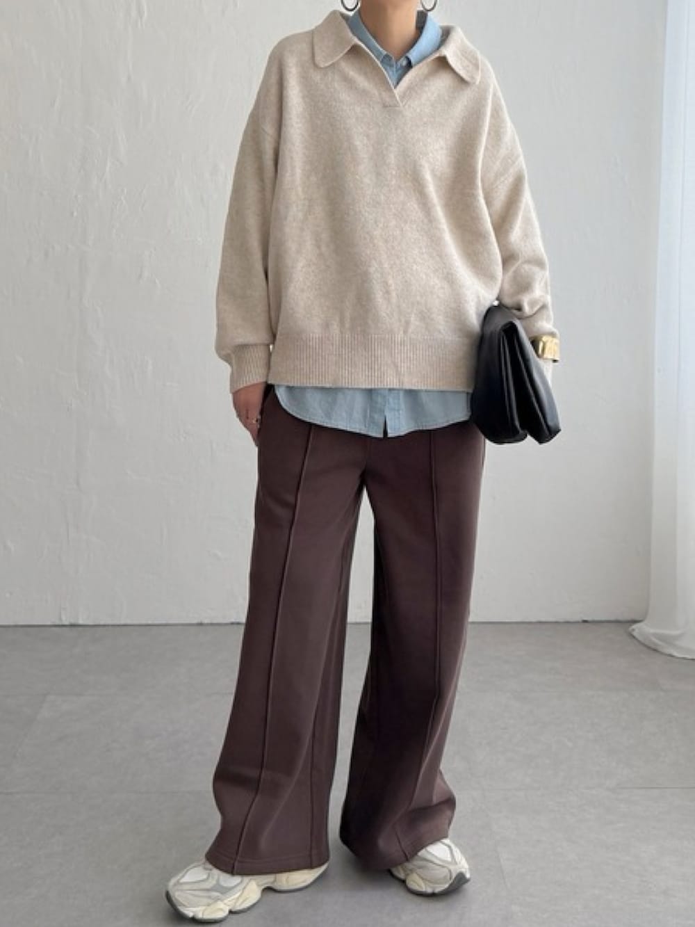 グレー系のスウェットパンツ、ホワイト系のスニーカー、ブラウン系のニット/セーターを着用したレディースの冬コーディネートの4枚目の写真