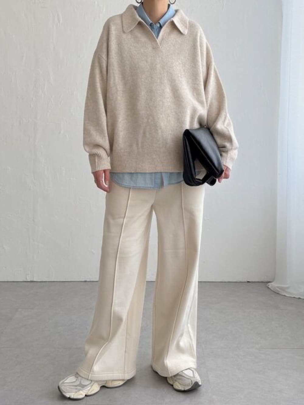 グレー系のスウェットパンツ、ホワイト系のスニーカー、ブラウン系のニット/セーターを着用したレディースの冬コーディネートの2枚目の写真