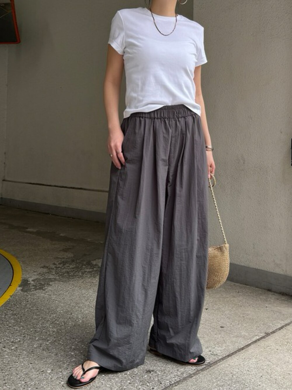 グリーン系のその他パンツ、ゴールド系のショルダーバッグを着用したレディースの春コーディネートの2枚目の写真