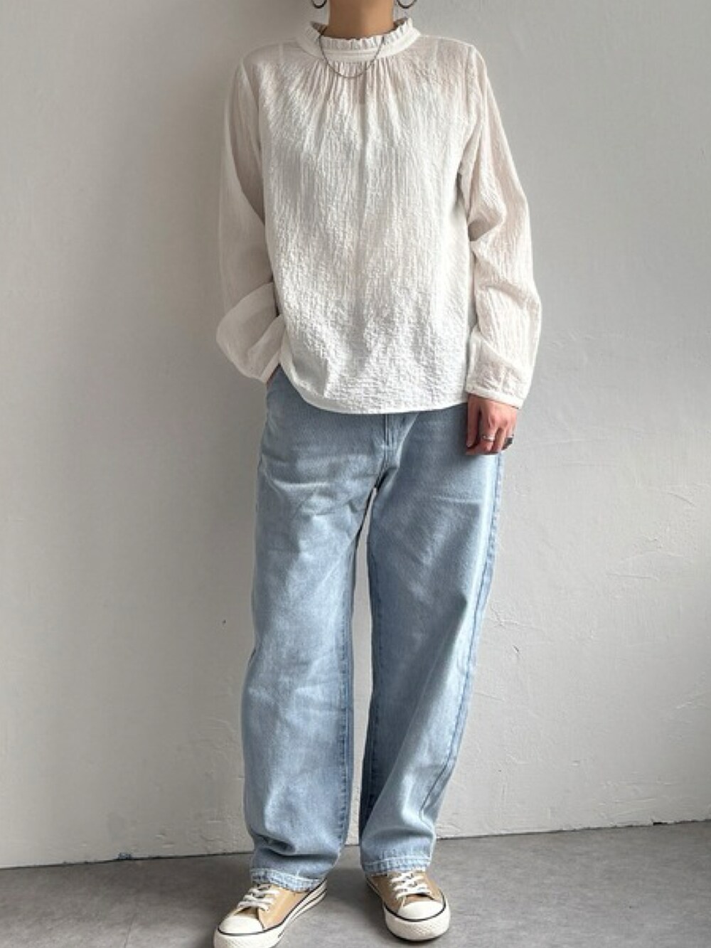 ホワイト系のシャツ/ブラウス、ブルー系のデニムパンツ、ベージュ系のスニーカーを着用したレディースの春コーディネートの2枚目の写真