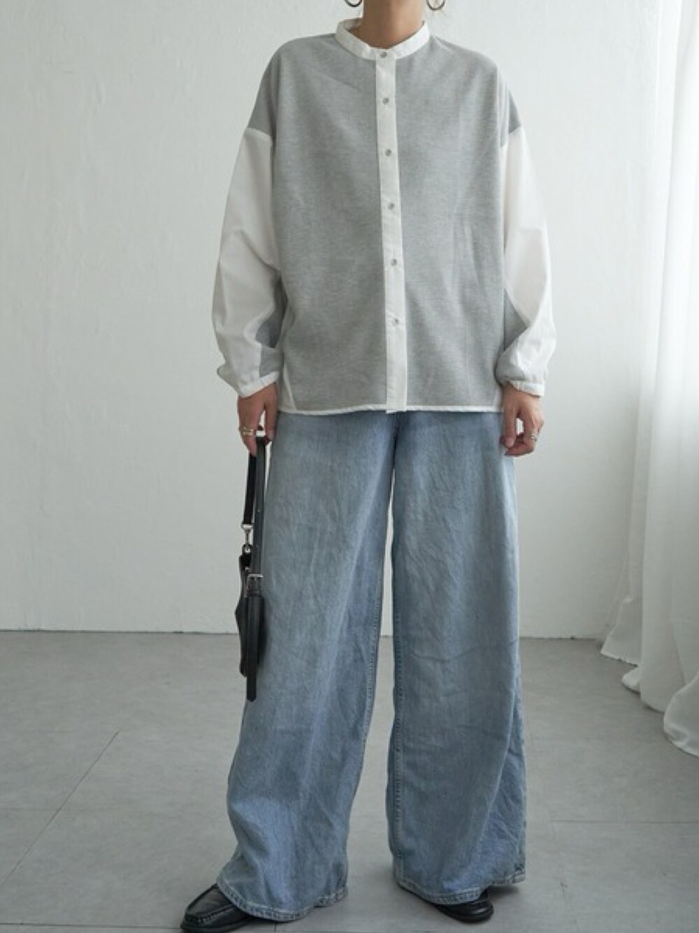 グレー系のシャツ/ブラウス、ブルー系のパンツを着用したレディースの秋コーディネートの4枚目の写真