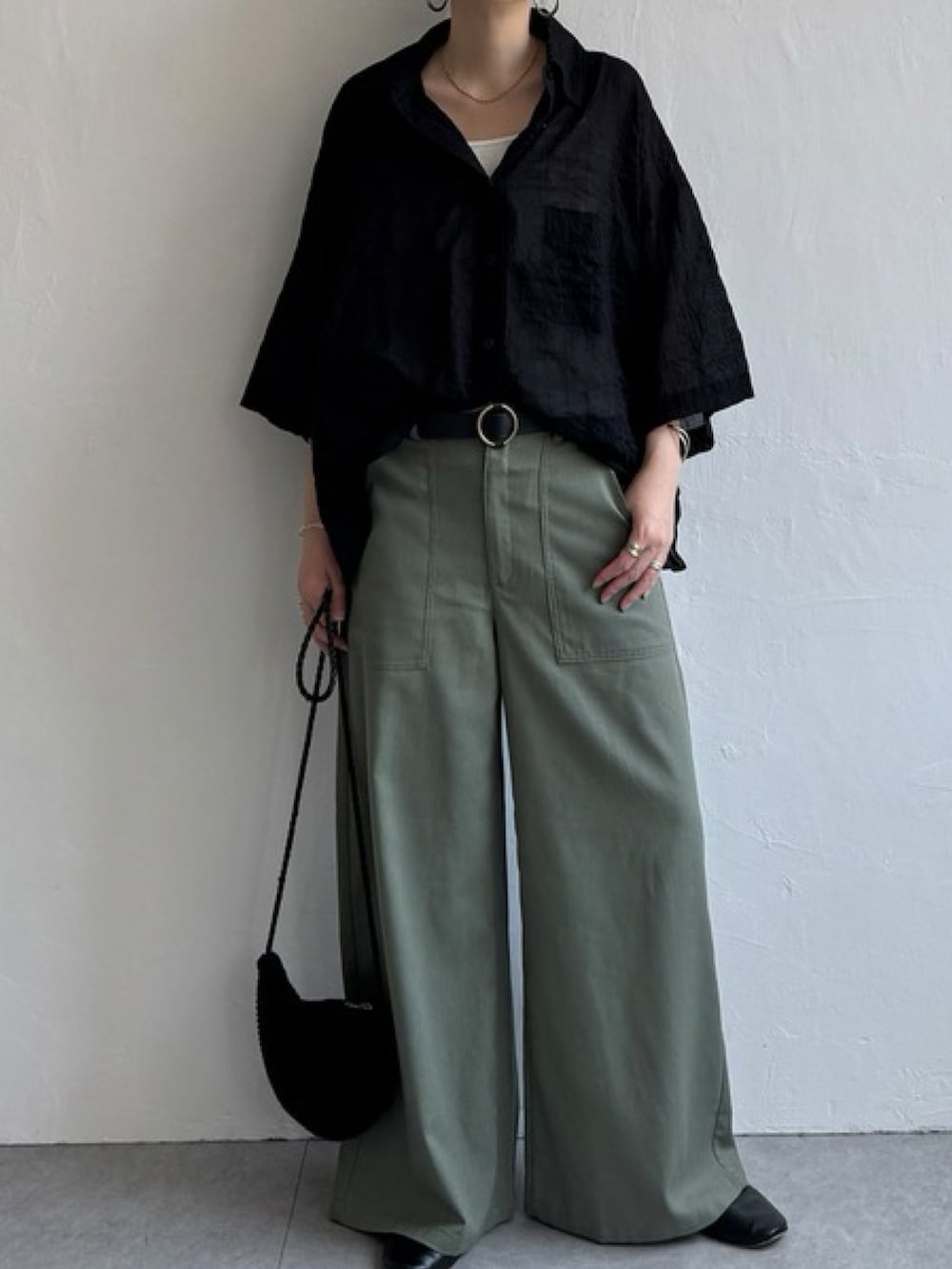 グリーン系のシャツ/ブラウス、ブルー系のデニムパンツを着用したレディースの夏コーディネートの3枚目の写真