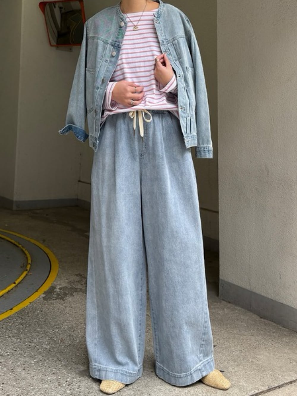 ブルー系のその他パンツ、ブルー系のデニムジャケット、ピンク系のトップスを着用したレディースの冬コーディネートの2枚目の写真