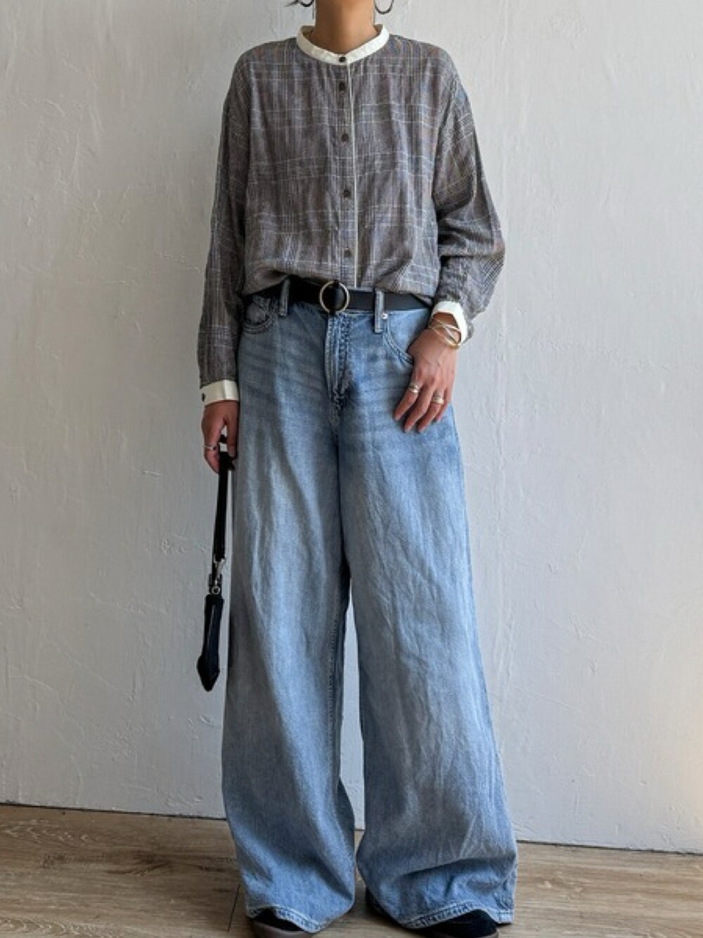 ブルー系のシャツ/ブラウス、グレー系のその他パンツを着用したレディースの秋コーディネートの3枚目の写真