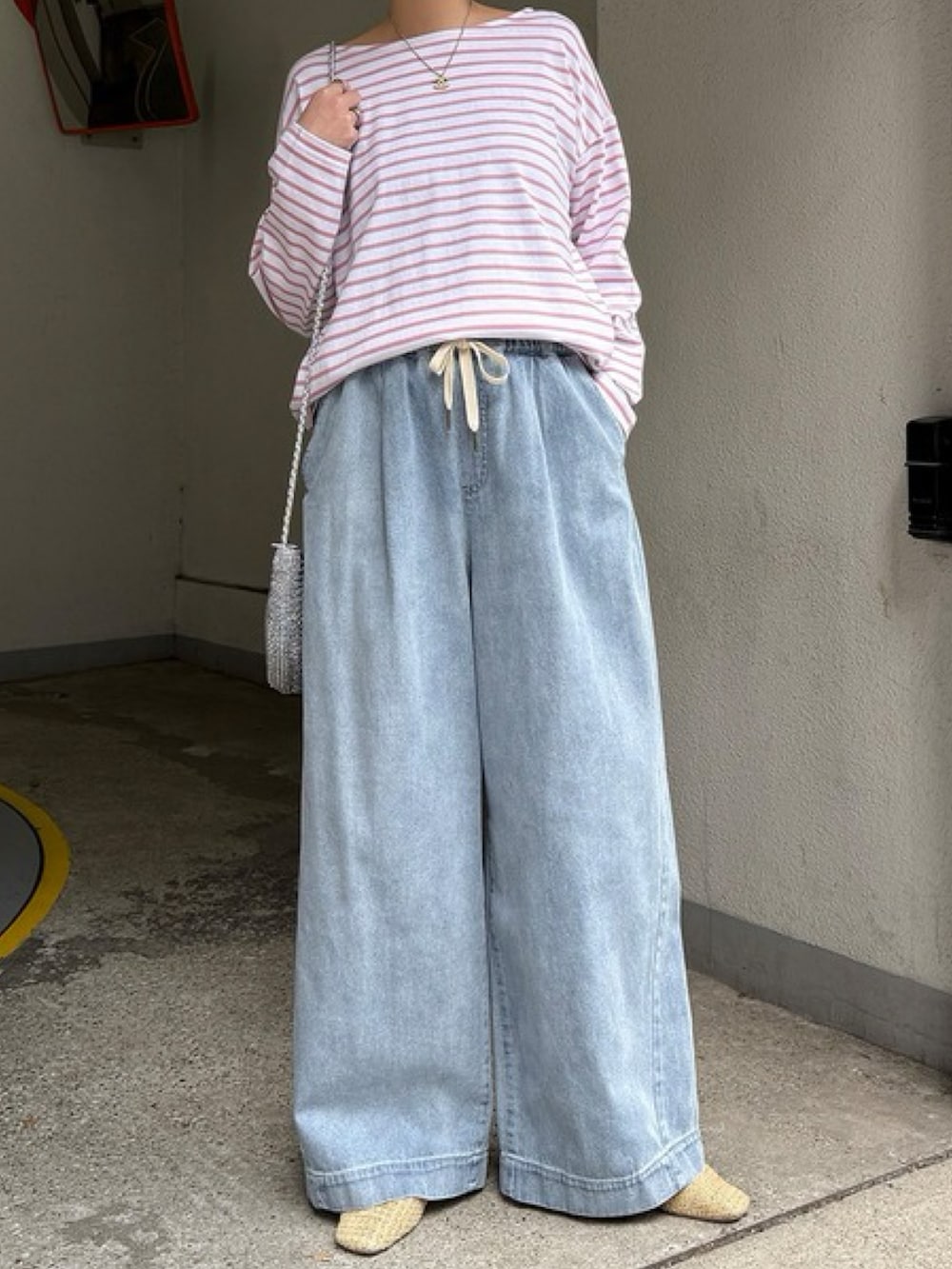 ブルー系のその他パンツ、ブルー系のデニムジャケット、ピンク系のトップスを着用したレディースの冬コーディネートの3枚目の写真