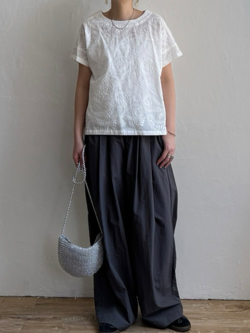 ホワイト系のシャツ/ブラウス、ゴールド系のショルダーバッグ、ブルー系のスカートを着用したレディースの春コーディネートの2枚目の写真