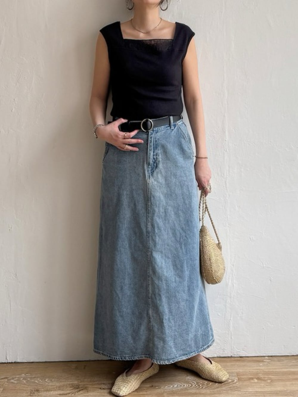 ブラウン系のタンクトップ、ブルー系のスカート、ゴールド系のショルダーバッグを着用したレディースの春コーディネートの4枚目の写真