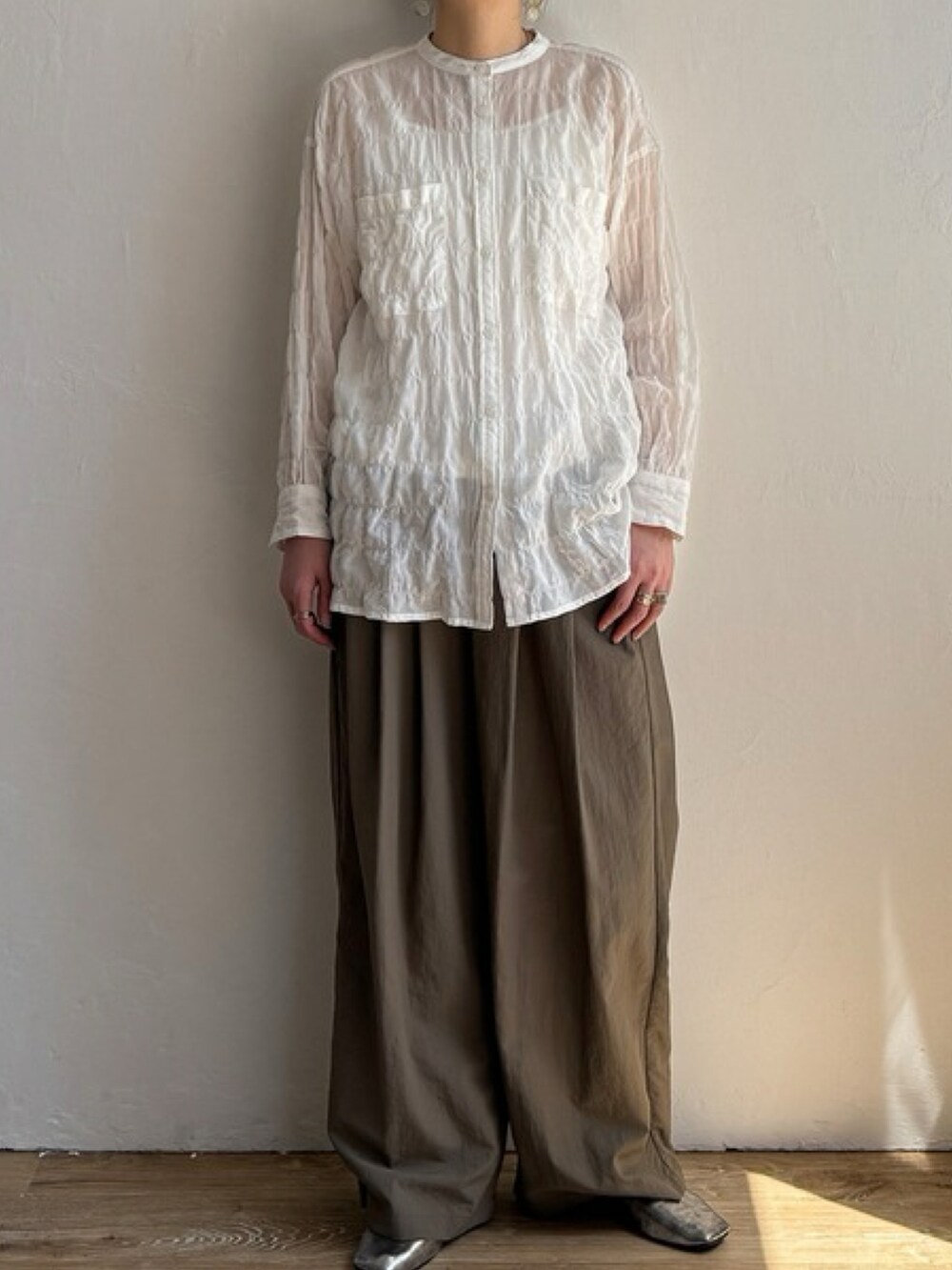 ホワイト系のシャツ/ブラウス、グリーン系のその他パンツを着用したレディースの春コーディネートの2枚目の写真