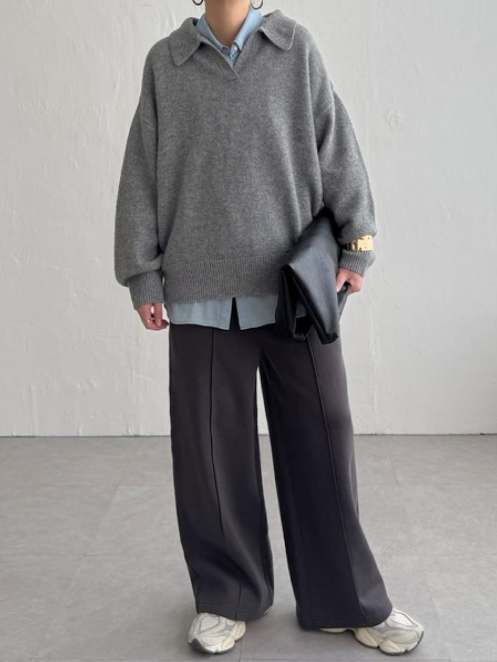 グレー系のスウェットパンツ、ホワイト系のスニーカー、ブラウン系のニット/セーターを着用したレディースの冬コーディネートの3枚目の写真