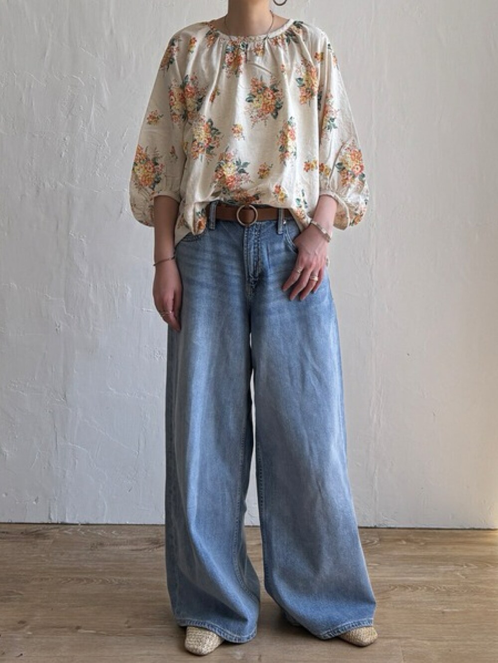 ブルー系のシャツ/ブラウス、ブルー系のデニムパンツを着用したレディースの春コーディネートの2枚目の写真