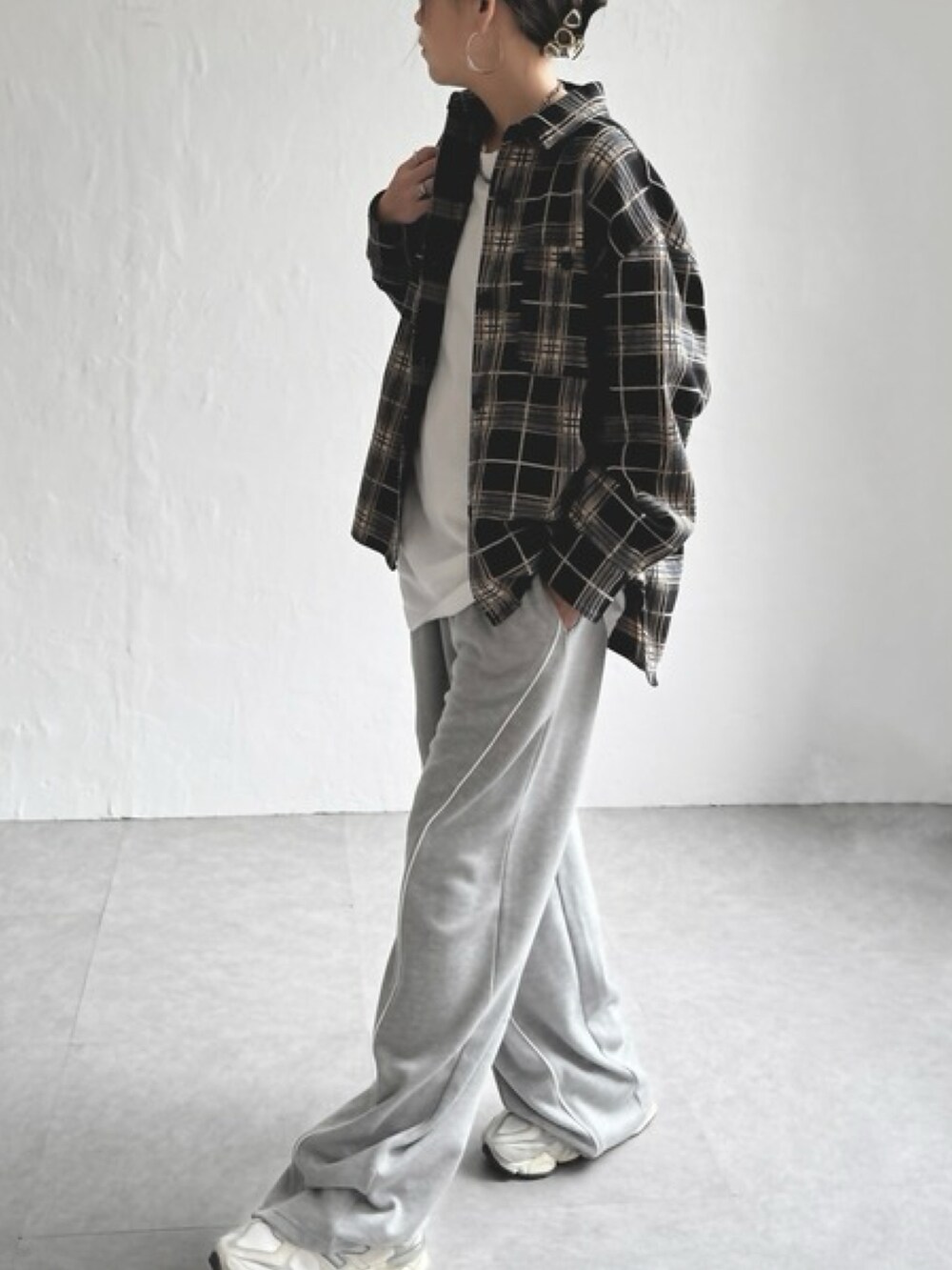 ホワイト系のスニーカー、ブラック系のシャツ/ブラウス、ホワイト系のトップスを着用したレディースの秋コーディネートの2枚目の写真