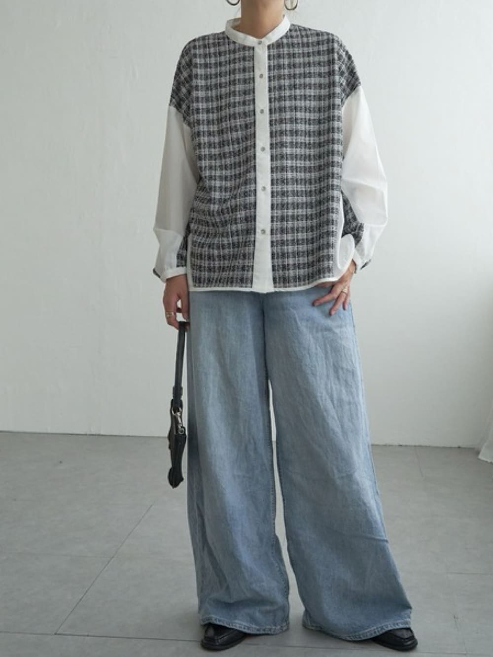 グレー系のシャツ/ブラウス、ブルー系のパンツを着用したレディースの秋コーディネートの5枚目の写真