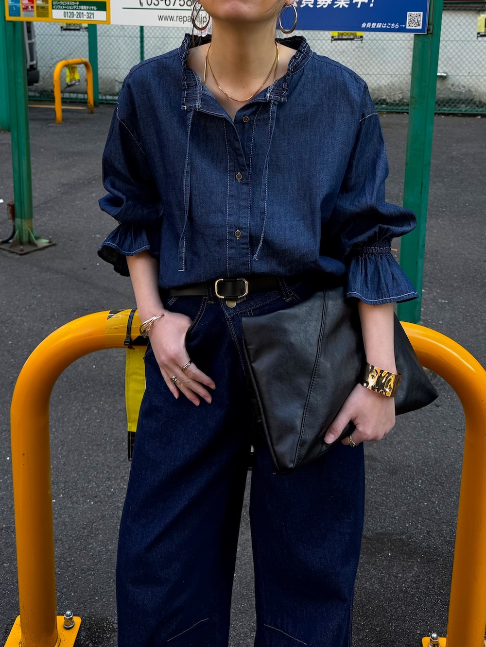 ブルー系のシャツ/ブラウス、ブルー系のデニムパンツを着用したレディースの春コーディネートの2枚目の写真