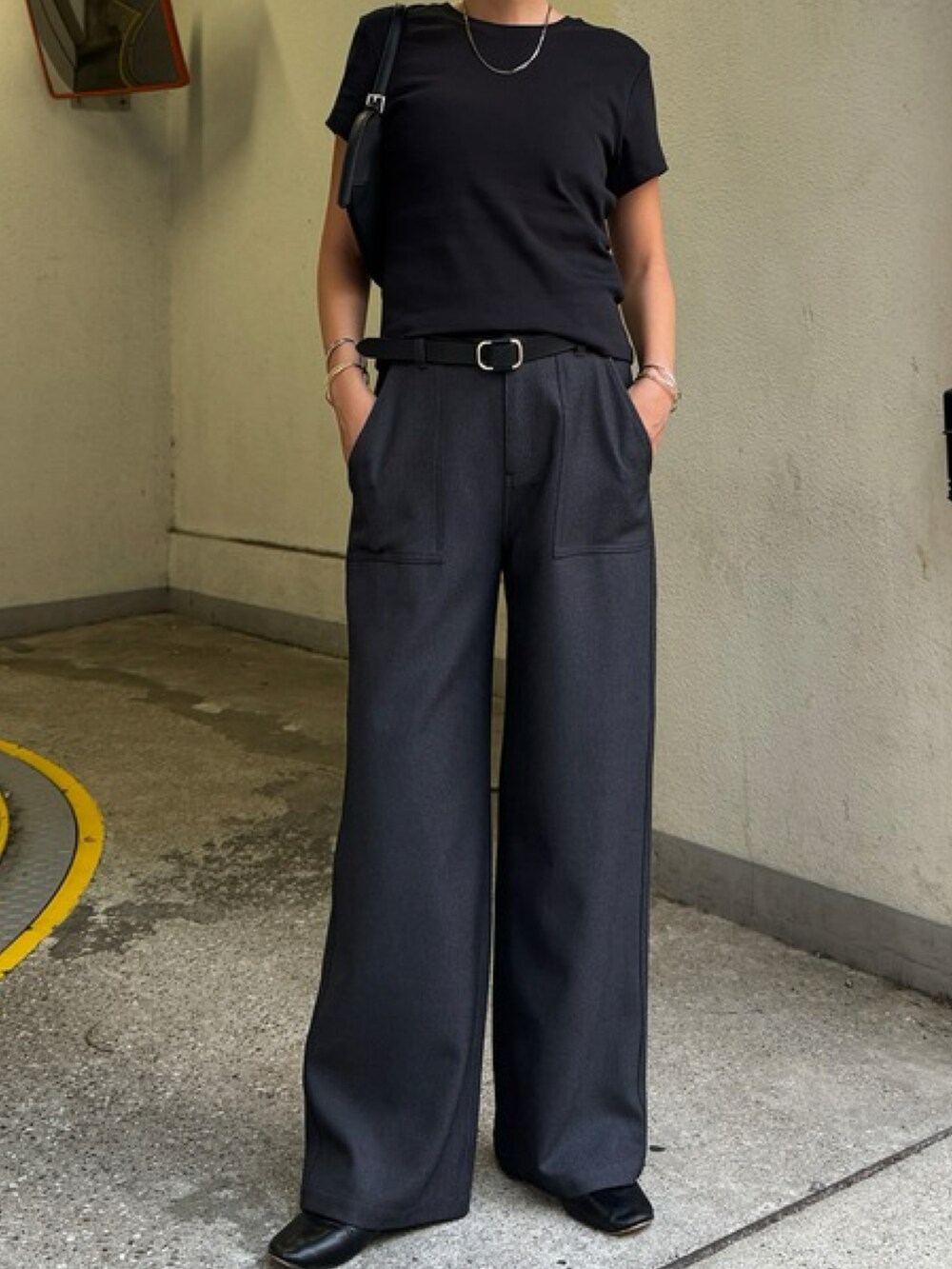 ブラウン系のその他パンツ、ブラック系のトップスを着用したレディースの秋コーディネートの3枚目の写真