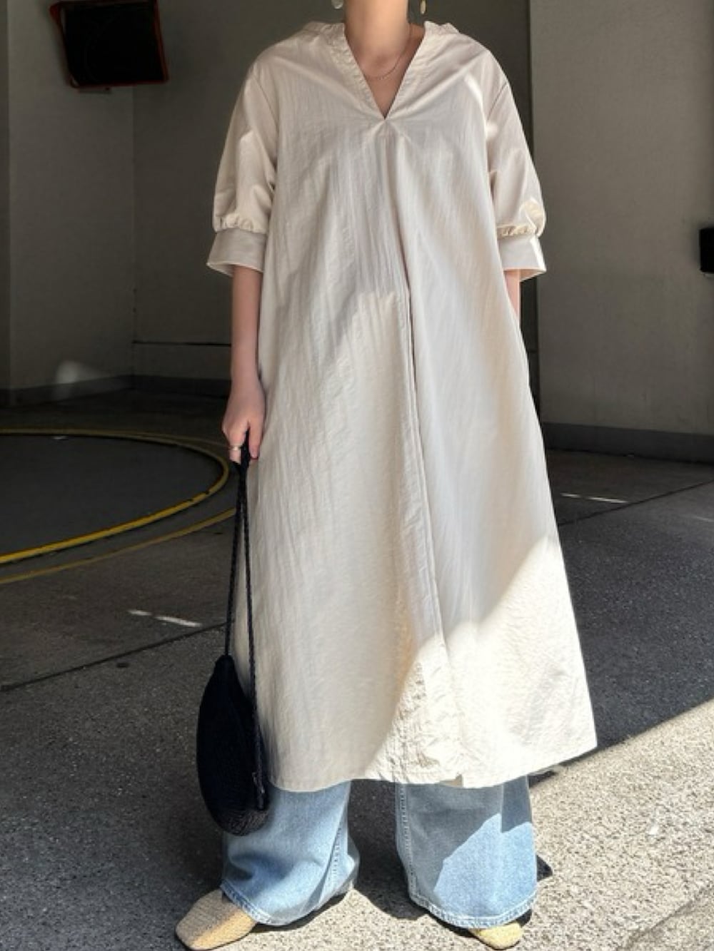 その他のワンピースを着用したレディースの春コーディネートの3枚目の写真