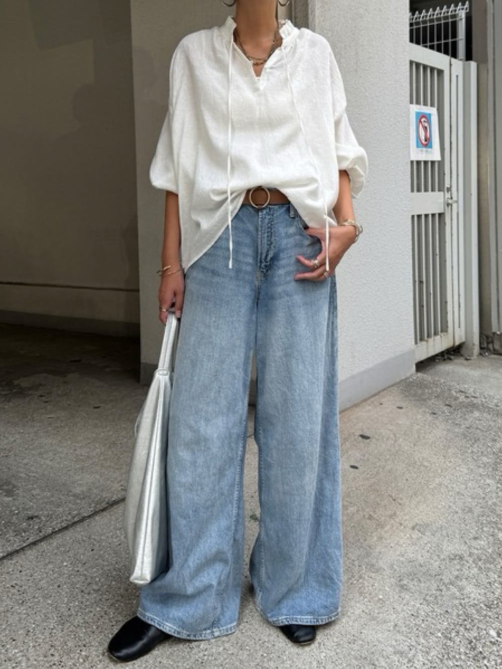 グリーン系のシャツ/ブラウス、ブルー系のデニムパンツを着用したレディースの夏コーディネートの3枚目の写真