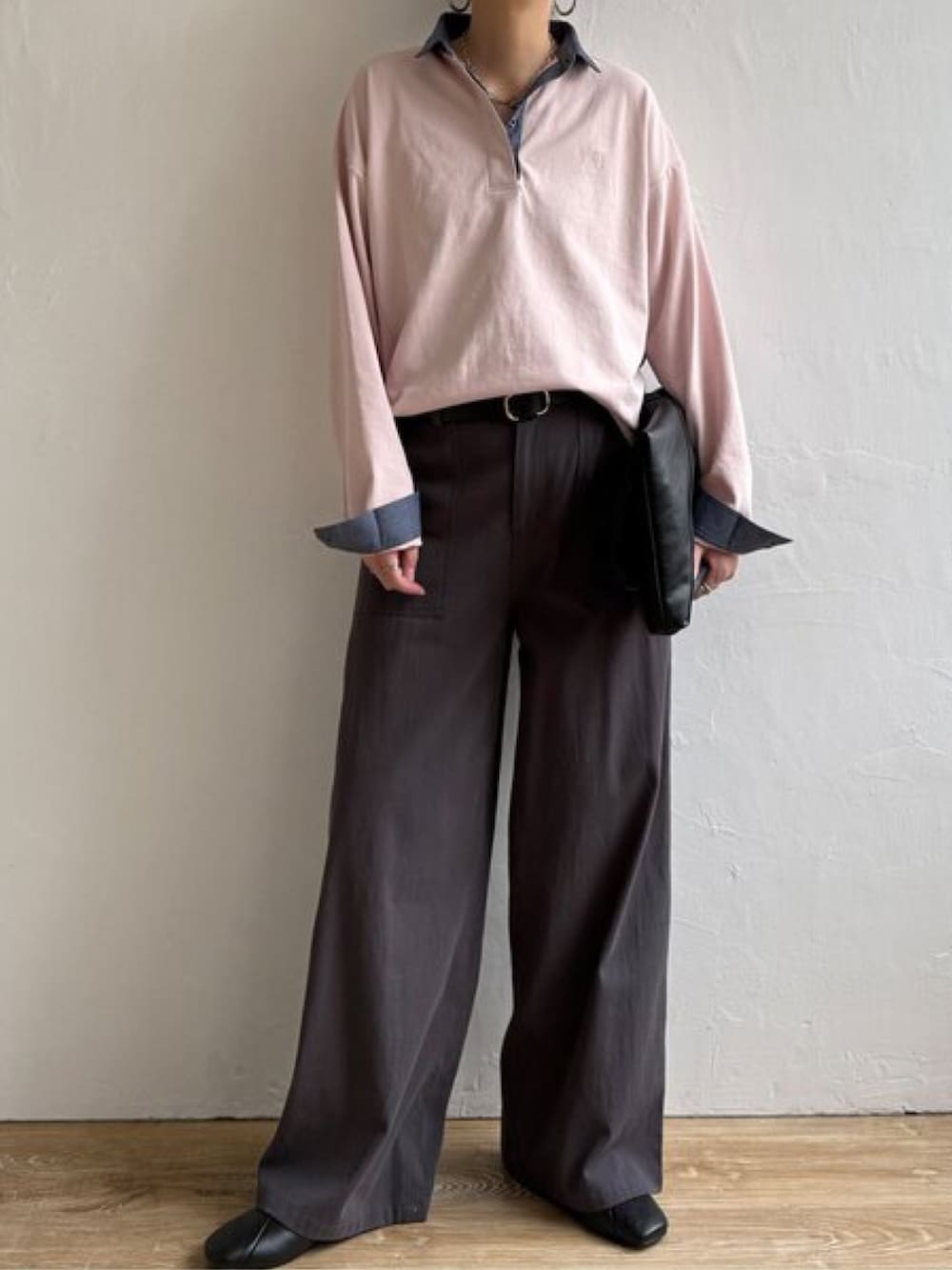 ブルー系のTシャツ/カットソー、ブルー系のデニムパンツを着用したレディースの冬コーディネートの3枚目の写真