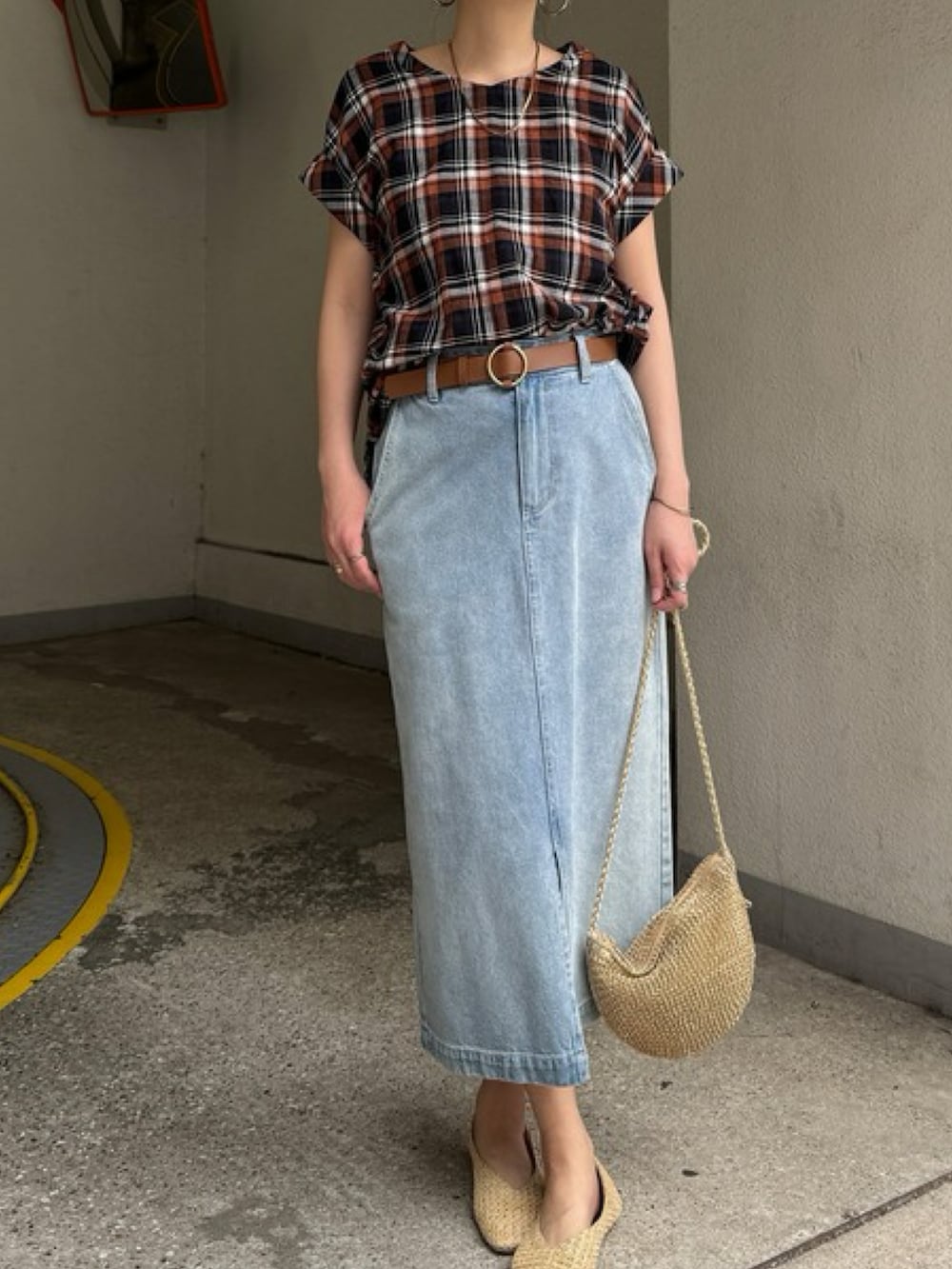 ホワイト系のシャツ/ブラウス、ベージュ系のトートバッグ、ブルー系のパンツを着用したレディースの夏コーディネートの2枚目の写真