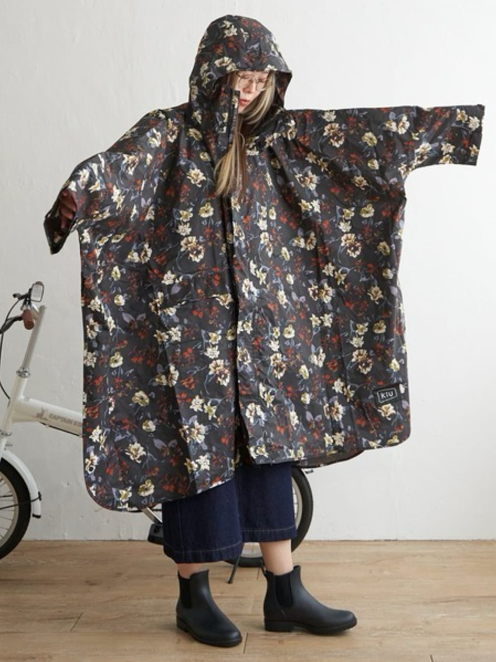 グレー系のレインコート/ポンチョを着用したレディースの春コーディネートの3枚目の写真