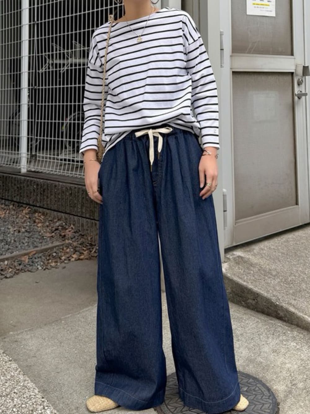 ブルー系のデニムジャケット、ブルー系のその他パンツを着用したレディースの冬コーディネートの2枚目の写真