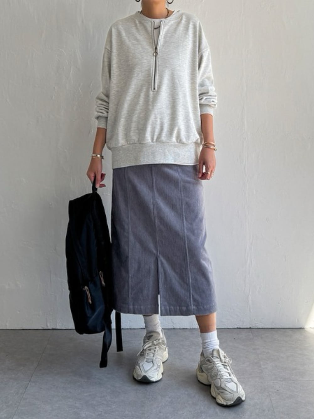 グレー系のスカート、ブルー系のシャツ/ブラウス、ブラック系のブーツを着用したレディースの秋コーディネートの4枚目の写真