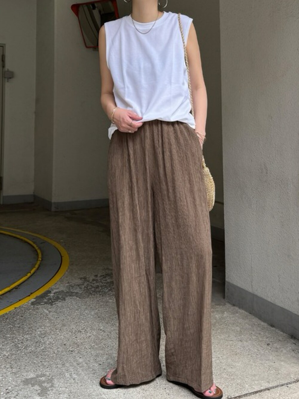 ブラック系のトップス、グレー系のその他パンツを着用したレディースの夏コーディネートの2枚目の写真