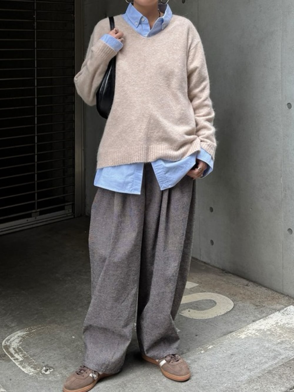 ブラック系のその他パンツ、グレー系のニット/セーター、ブルー系のシャツ/ブラウスを着用したレディースの秋コーディネートの3枚目の写真