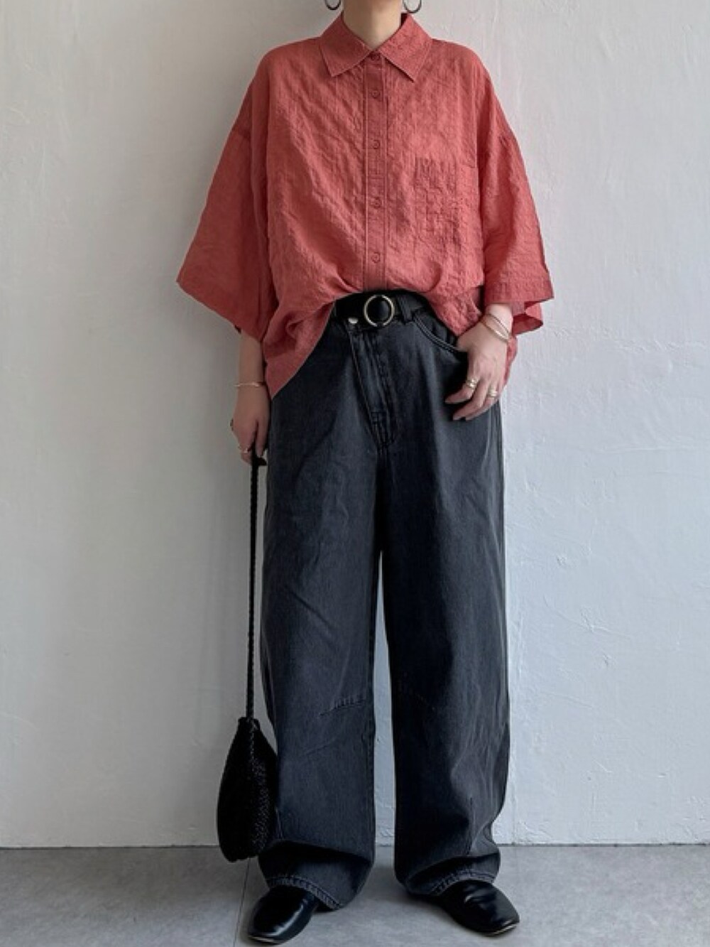 グリーン系のシャツ/ブラウス、ブルー系のデニムパンツを着用したレディースの夏コーディネートの2枚目の写真