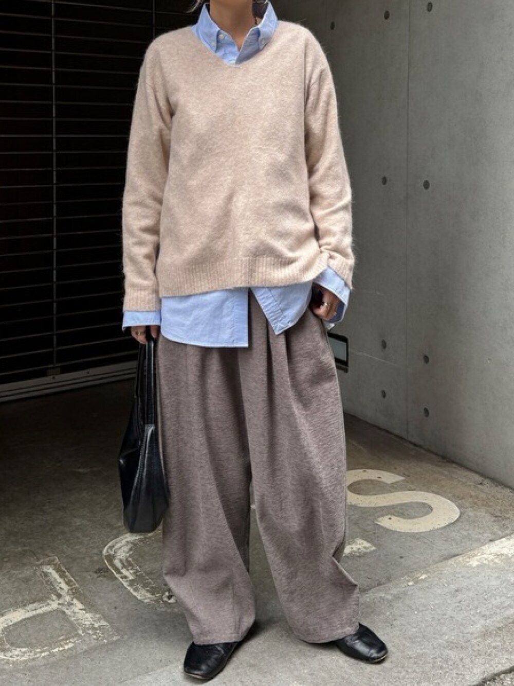 ブラック系のその他パンツ、グレー系のニット/セーター、ブルー系のシャツ/ブラウスを着用したレディースの秋コーディネートの2枚目の写真