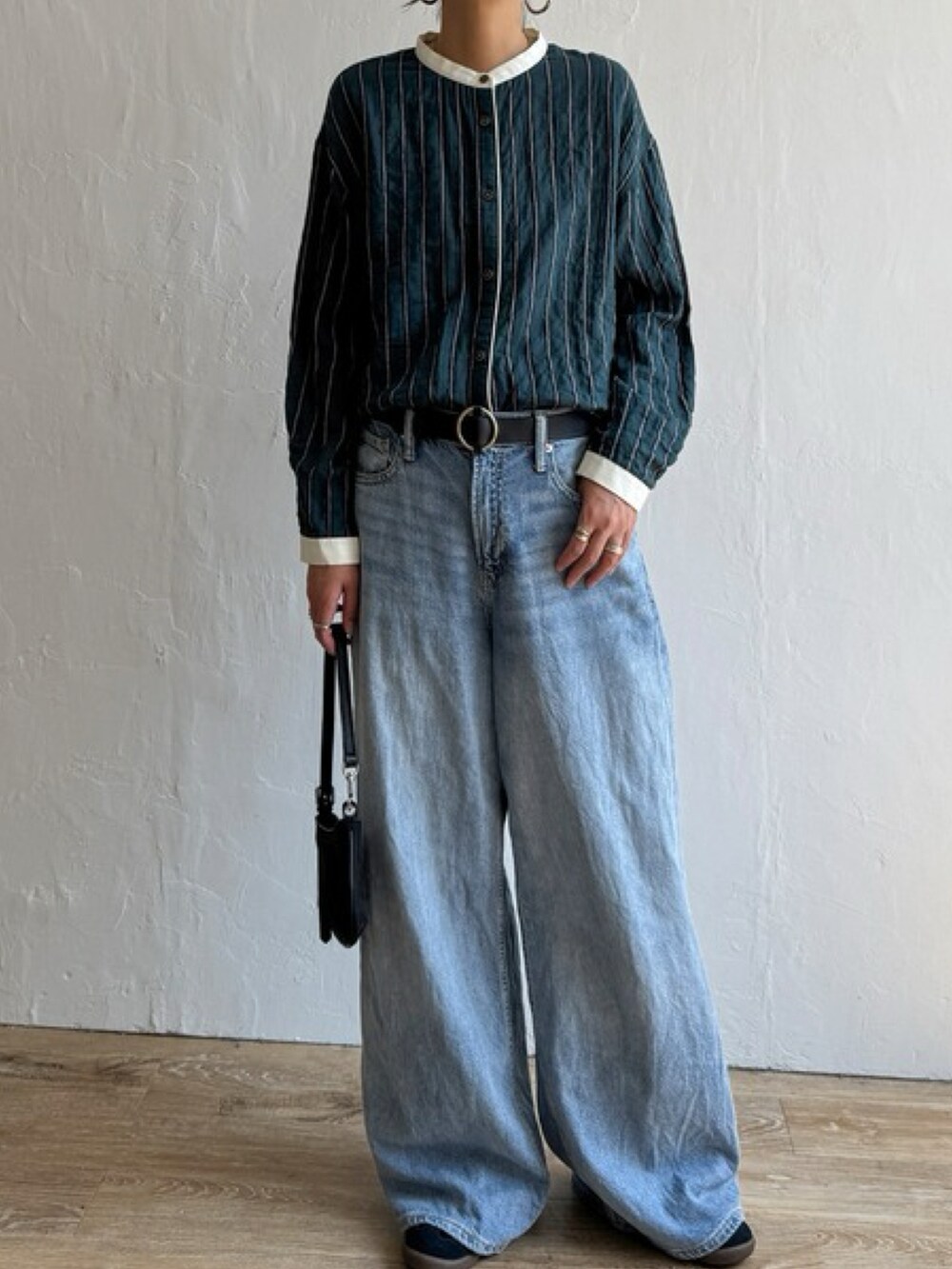 ブルー系のシャツ/ブラウス、グレー系のその他パンツを着用したレディースの秋コーディネートの2枚目の写真