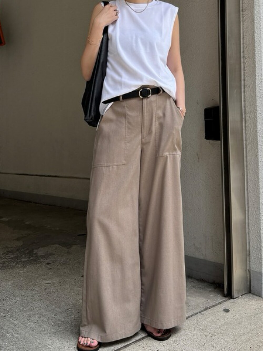 グリーン系のその他パンツ、ホワイト系のトップスを着用したレディースの夏コーディネートの2枚目の写真