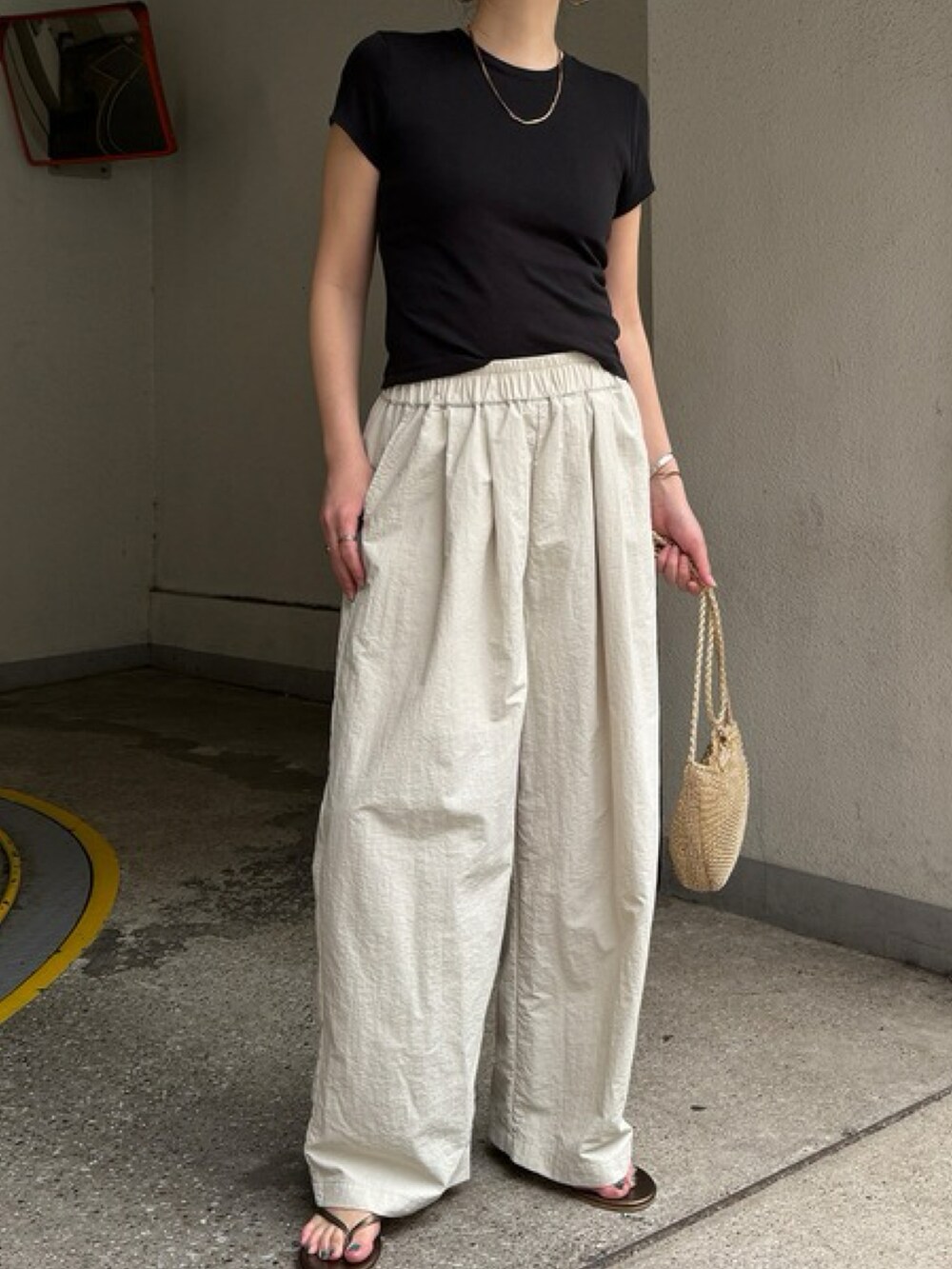 グリーン系のその他パンツ、ゴールド系のショルダーバッグを着用したレディースの春コーディネートの3枚目の写真