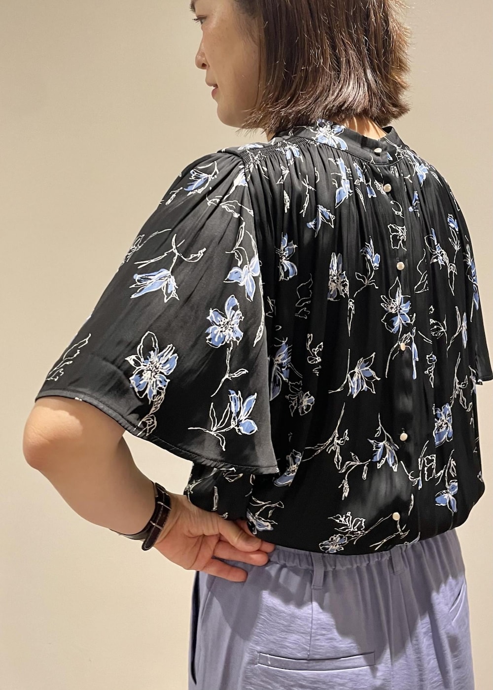 「ホワイト、ショルダーバッグ、ハンドバッグ、ブラック、半袖、花柄、パンツ、ブルー、テーパード、九分丈、サンダル、ヒール、ストラップ、ストラップサンダル、VIS」｜「VISの【新色】【2WAY】ひねり金具サイドタイトートバッグ（ハンドバッグ、ホワイト系）」を使った、MOTOCHIKAさん（レディース・168cm）の夏コーディネートの2枚目の写真
