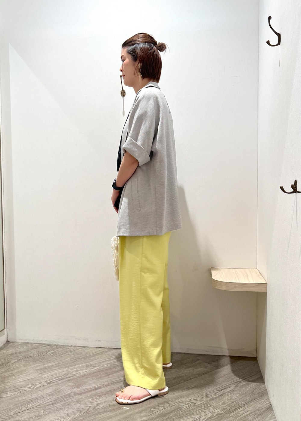 ホワイト系のサンダル、ブルー系のシャツ/ブラウス、イエロー系のスラックスを着用したレディースの春コーディネートの2枚目の写真