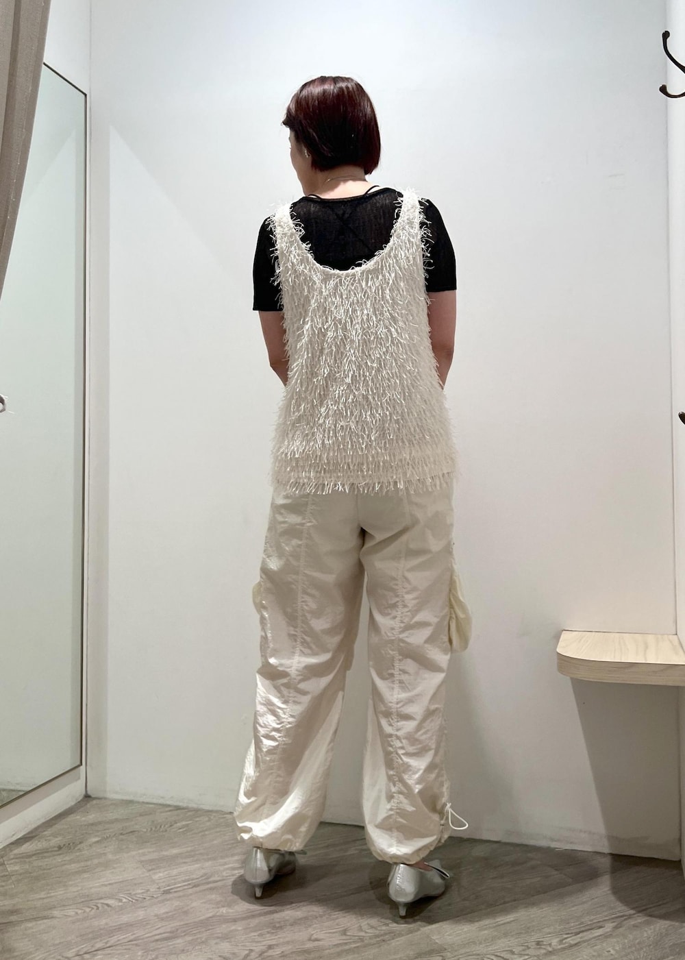 「ベスト、フリンジ、24SS夏の新作、大人カジュアル、スポーツミックス、カーゴパンツ、シャカシャカパンツ、LOTTO、ホワイト、ノースリーブ、キャミソール、パンツ、パンプス、シルバー、ヒール」｜「Juzeのビッグリボンパンプス（パンプス、シルバー系）」を使った、MOTOCHIKAさん（レディース・168cm）の夏コーディネートの2枚目の写真