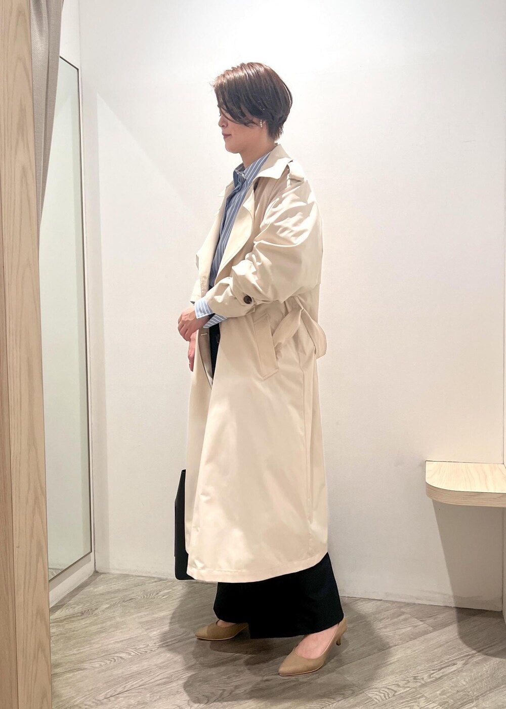 「シャツ、ストライプ、春、春コーデ、お仕事スタイル、ビジネスカジュアル、新生活、新社会人、A4バッグ、ラインパンツ、春アウター、トレンチコート、撥水加工、花粉対策、ホワイト」｜「Juzeの【抗菌・防臭】【WEB限定6cmヒール】5cmヒールパンプス（パンプス、ベージュ系）」を使った、MOTOCHIKAさん（レディース・168cm）の冬コーディネートの3枚目の写真