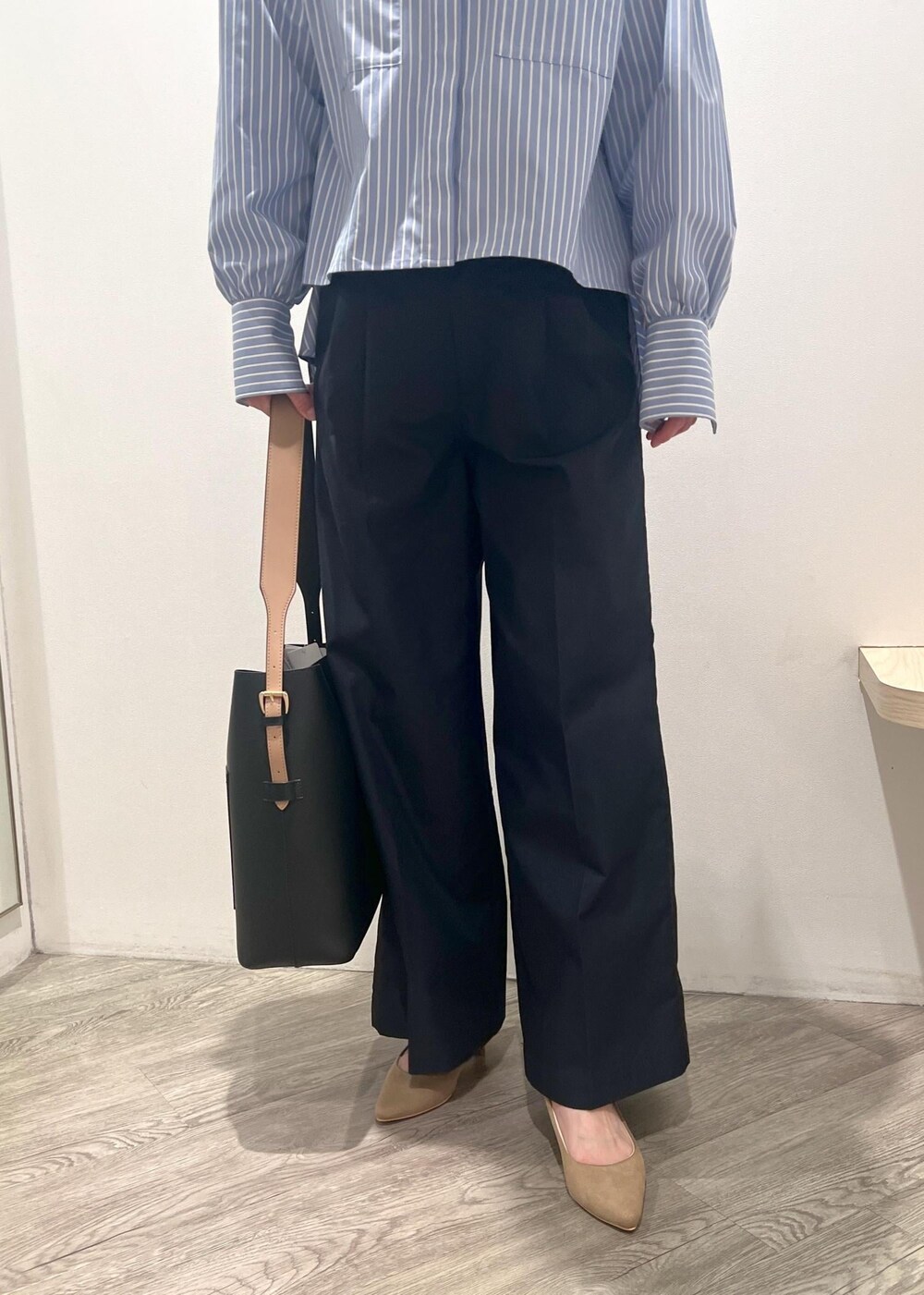 「シャツ、ストライプ、春、春コーデ、お仕事スタイル、ビジネスカジュアル、新生活、新社会人、A4バッグ、ラインパンツ、春アウター、トレンチコート、撥水加工、花粉対策、ホワイト」｜「Juzeの【抗菌・防臭】【WEB限定6cmヒール】5cmヒールパンプス（パンプス、ベージュ系）」を使った、MOTOCHIKAさん（レディース・168cm）の冬コーディネートの7枚目の写真