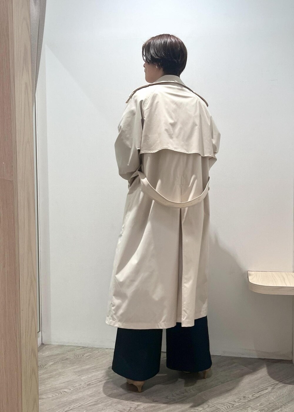「シャツ、ストライプ、春、春コーデ、お仕事スタイル、ビジネスカジュアル、新生活、新社会人、A4バッグ、ラインパンツ、春アウター、トレンチコート、撥水加工、花粉対策、ホワイト」｜「Juzeの【抗菌・防臭】【WEB限定6cmヒール】5cmヒールパンプス（パンプス、ベージュ系）」を使った、MOTOCHIKAさん（レディース・168cm）の冬コーディネートの4枚目の写真