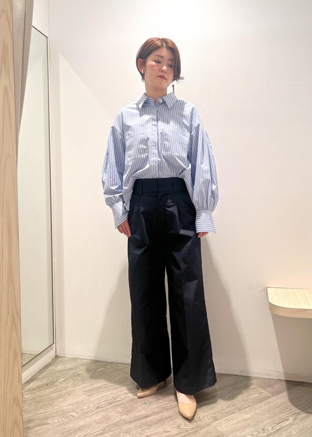 「シャツ、ストライプ、春、春コーデ、お仕事スタイル、ビジネスカジュアル、新生活、新社会人、A4バッグ、ラインパンツ、春アウター、トレンチコート、撥水加工、花粉対策、ホワイト」｜「Juzeの【抗菌・防臭】【WEB限定6cmヒール】5cmヒールパンプス（パンプス、ベージュ系）」を使った、MOTOCHIKAさん（レディース・168cm）の冬コーディネートの5枚目の写真