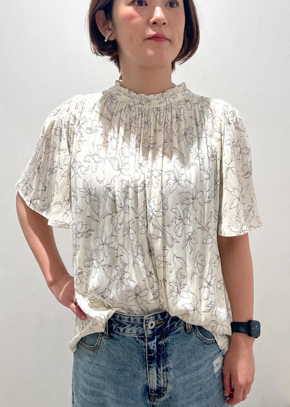 「花柄、24SS夏の新作、大人カジュアル、定番アイテム、割線、ホワイト、ブラウス、半袖、クルーネック、五分袖、パンツ、ブルー、デニム、ダメージ、ブラック」｜「VISの【追加】【180℃美人見え】ハンドルリボンワンショルダーバッグ（ハンドバッグ、ブラック系）」を使った、MOTOCHIKAさん（レディース・168cm）の春コーディネートの4枚目の写真