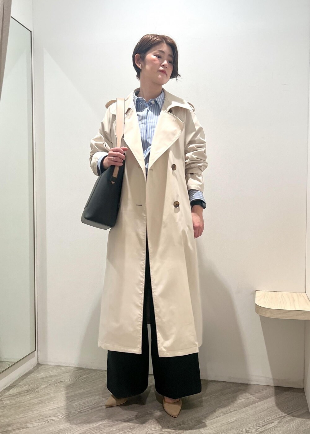 「シャツ、ストライプ、春、春コーデ、お仕事スタイル、ビジネスカジュアル、新生活、新社会人、A4バッグ、ラインパンツ、春アウター、トレンチコート、撥水加工、花粉対策、ホワイト」｜「Juzeの【抗菌・防臭】【WEB限定6cmヒール】5cmヒールパンプス（パンプス、ベージュ系）」を使った、MOTOCHIKAさん（レディース・168cm）の冬コーディネートの2枚目の写真