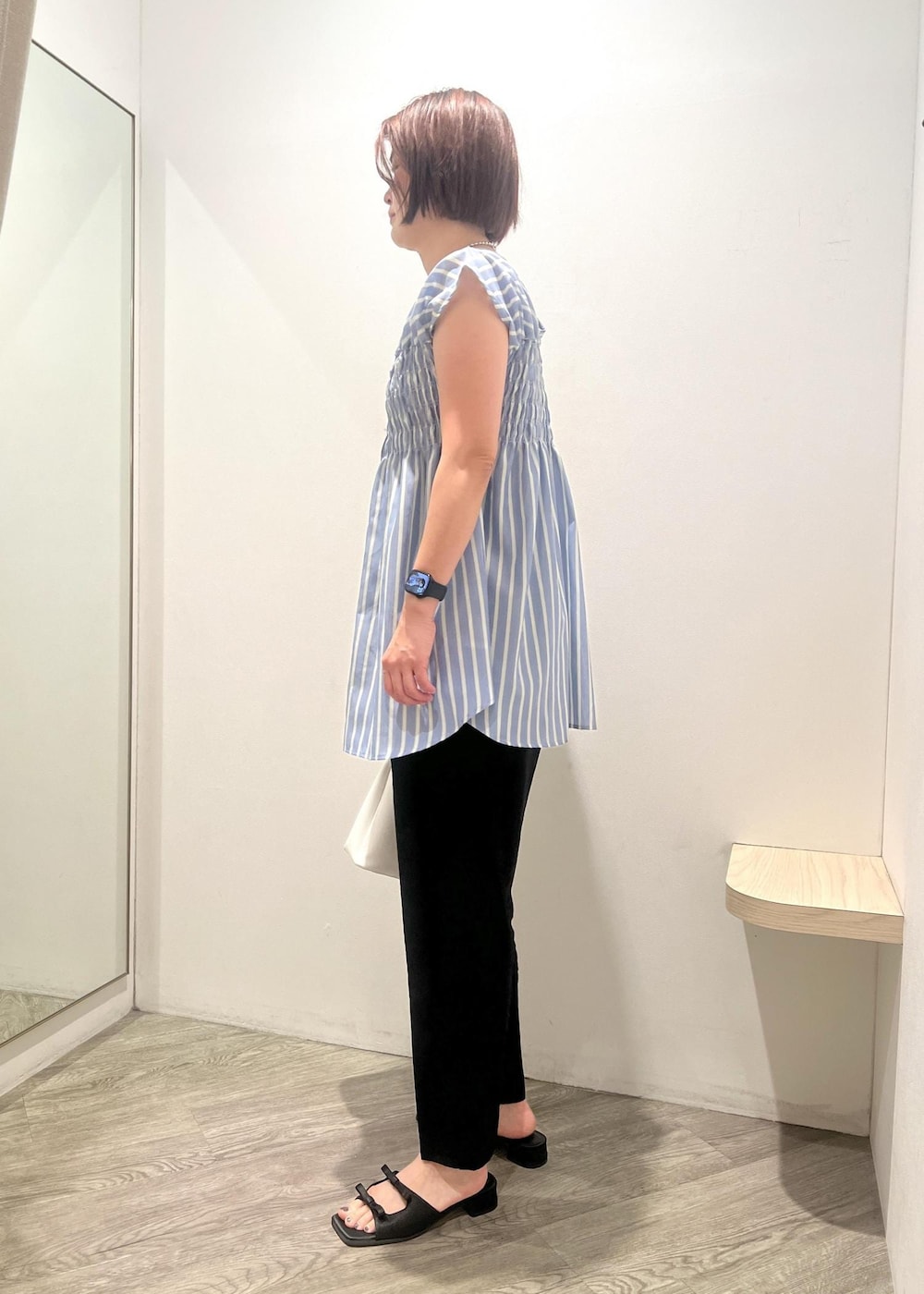 「ハートカットバッグ、ハート、イージーパンツ、チュニック丈、ホワイト、ショルダーバッグ、ブルー、ブラウス、シャツ、リボン、ストライプ、ライトブルー、フレンチスリーブ、ブラック、テーパード」｜「VISのレイヤードチェーンハートネックレス（ネックレス、シルバー系）」を使った、MOTOCHIKAさん（レディース・168cm）の夏コーディネートの2枚目の写真