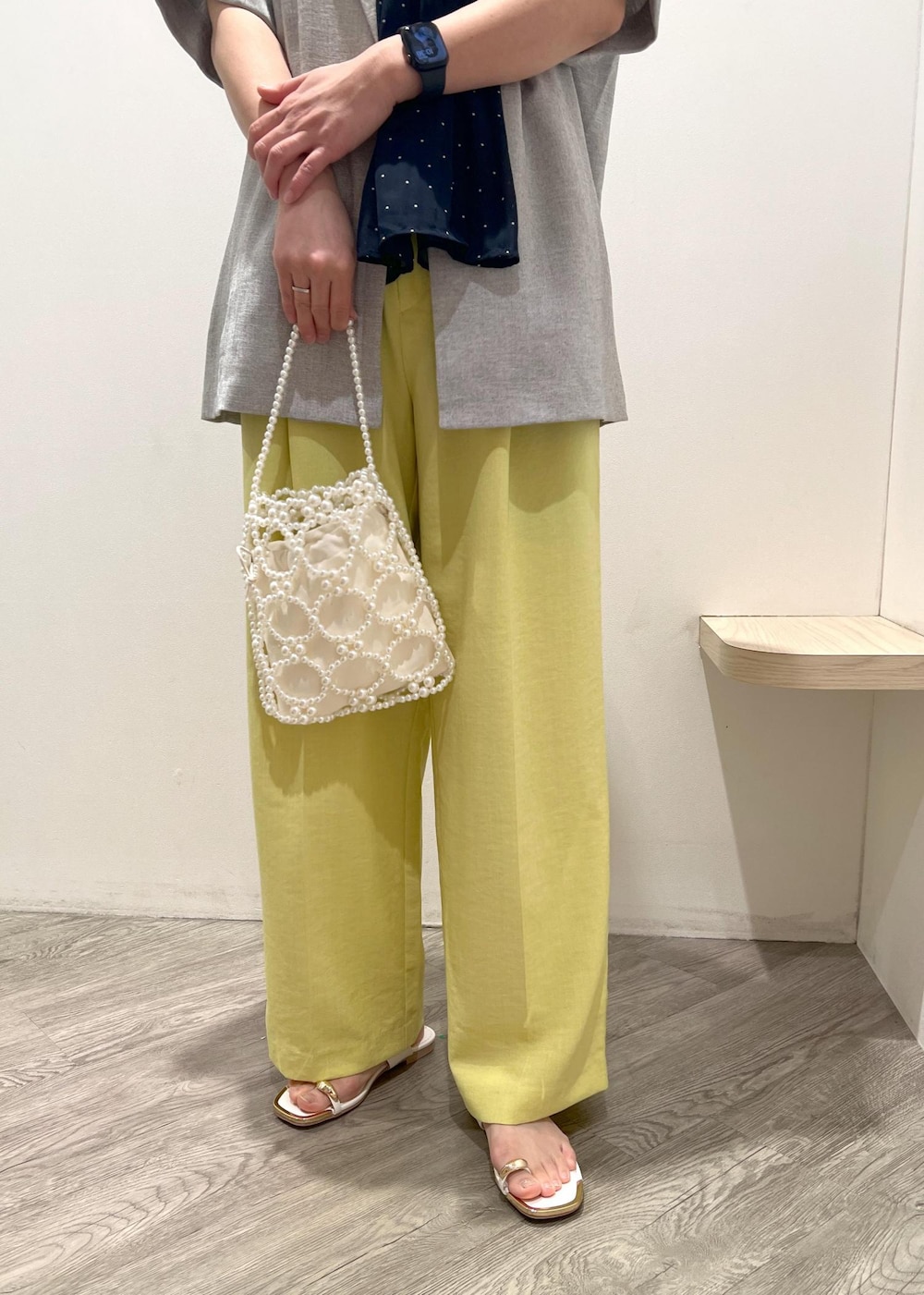 ホワイト系のサンダル、ブルー系のシャツ/ブラウス、イエロー系のスラックスを着用したレディースの春コーディネートの5枚目の写真