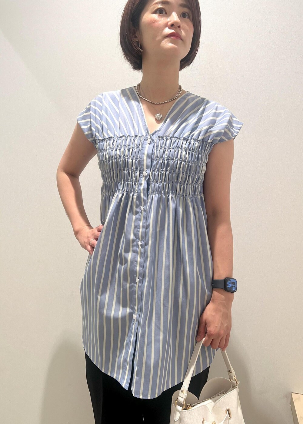 「ハートカットバッグ、ハート、イージーパンツ、チュニック丈、ホワイト、ショルダーバッグ、ブルー、ブラウス、シャツ、リボン、ストライプ、ライトブルー、フレンチスリーブ、ブラック、テーパード」｜「VISのレイヤードチェーンハートネックレス（ネックレス、シルバー系）」を使った、MOTOCHIKAさん（レディース・168cm）の夏コーディネートの4枚目の写真