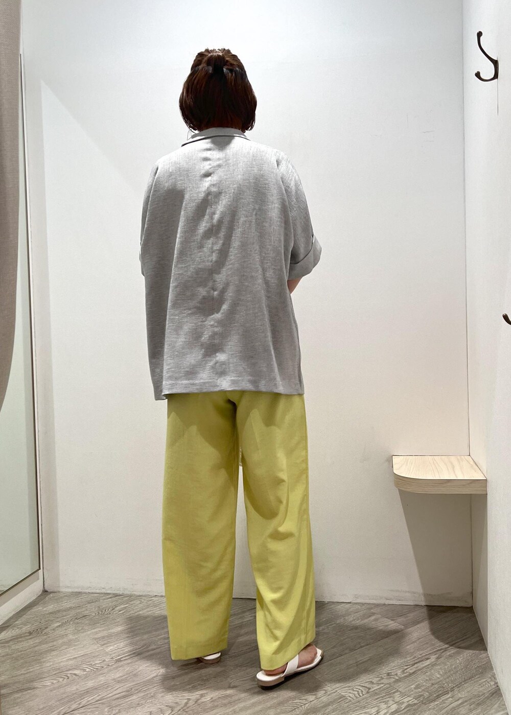 ホワイト系のサンダル、ブルー系のシャツ/ブラウス、イエロー系のスラックスを着用したレディースの春コーディネートの3枚目の写真