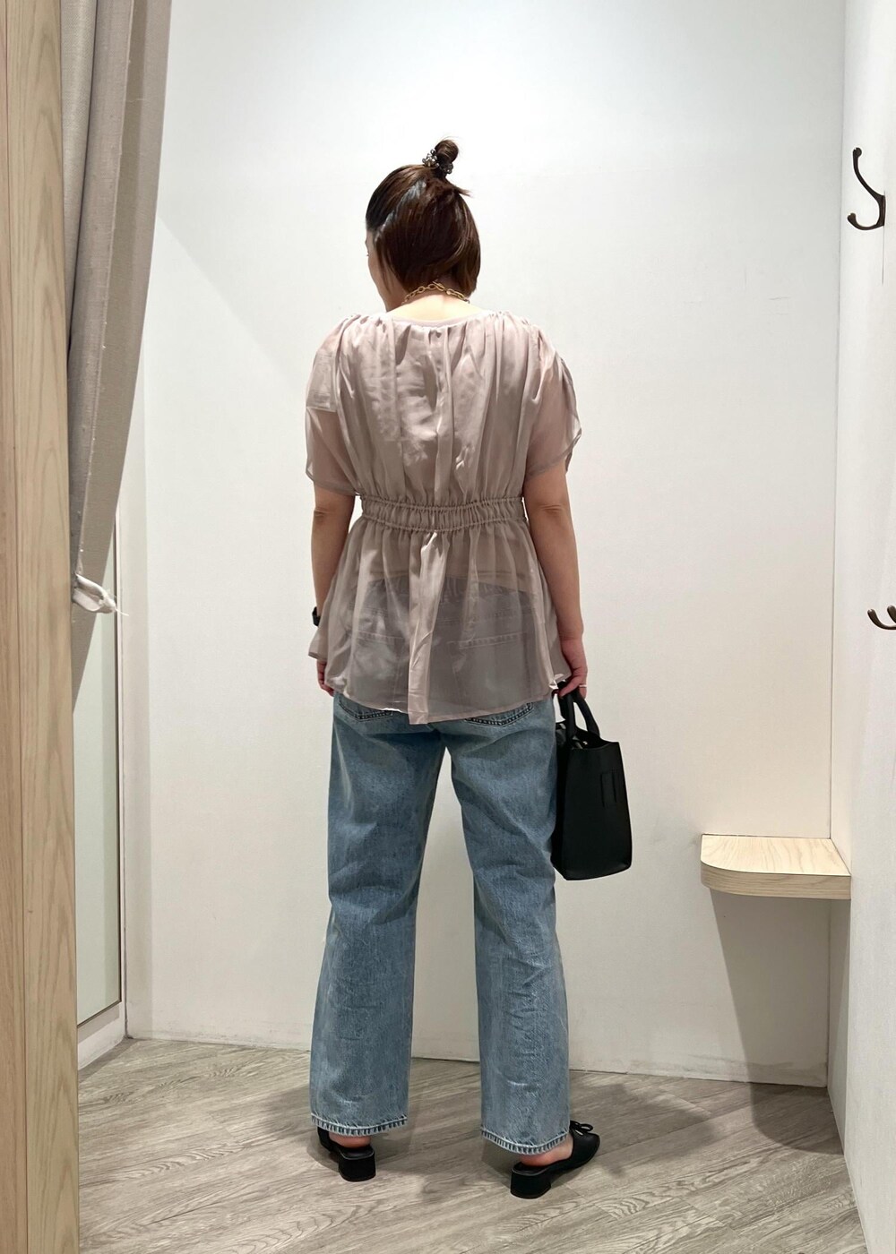 ブラック系のサンダル、ベージュ系のTシャツ/カットソー、ブルー系のデニムパンツを着用したレディースの春コーディネートの2枚目の写真