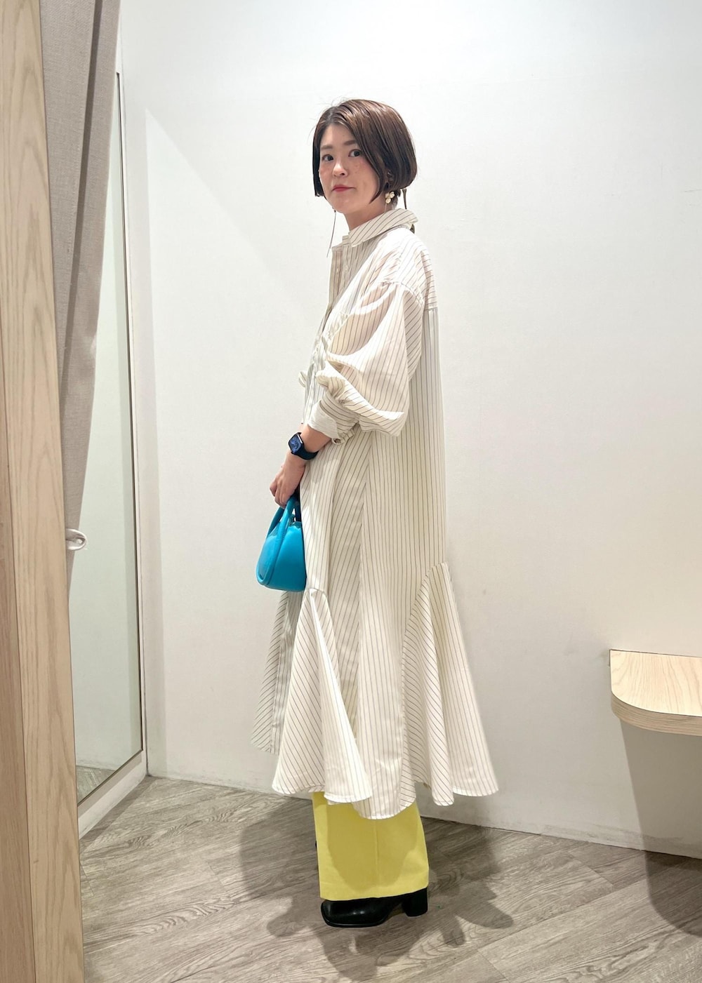 「24SS春の新作、春、お花見、大人カジュアル、楽ちんコーデ、ブルー、ワンピース、シャツ、シャツワンピース、アイボリー、襟、VIS、サスティナブル、小旅行、高身長」｜「Juzeのスクエアトゥミュール（その他シューズ、ブラック系）」を使った、MOTOCHIKAさん（レディース・168cm）の春コーディネートの2枚目の写真