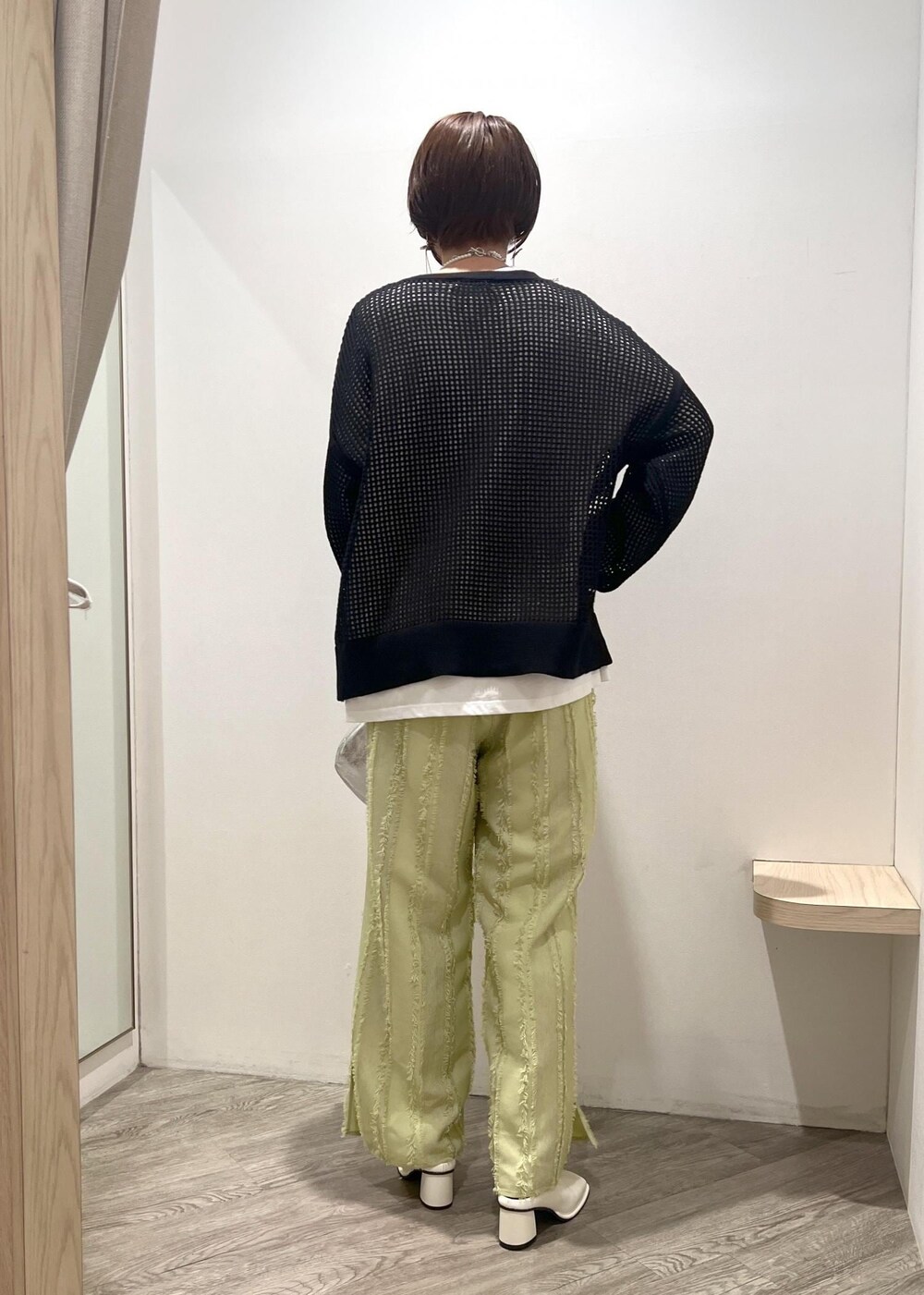 「メッシュニット、24SS春の新作、40代、お出掛け、花見、ミュール、ブラック、ホワイト、プルオーバー、ニット、イエロー、ライトグリーン、VIS、小旅行、高身長」｜「Juzeのスクエアトゥミュール（その他シューズ、ホワイト系）」を使った、MOTOCHIKAさん（レディース・168cm）の春コーディネートの2枚目の写真