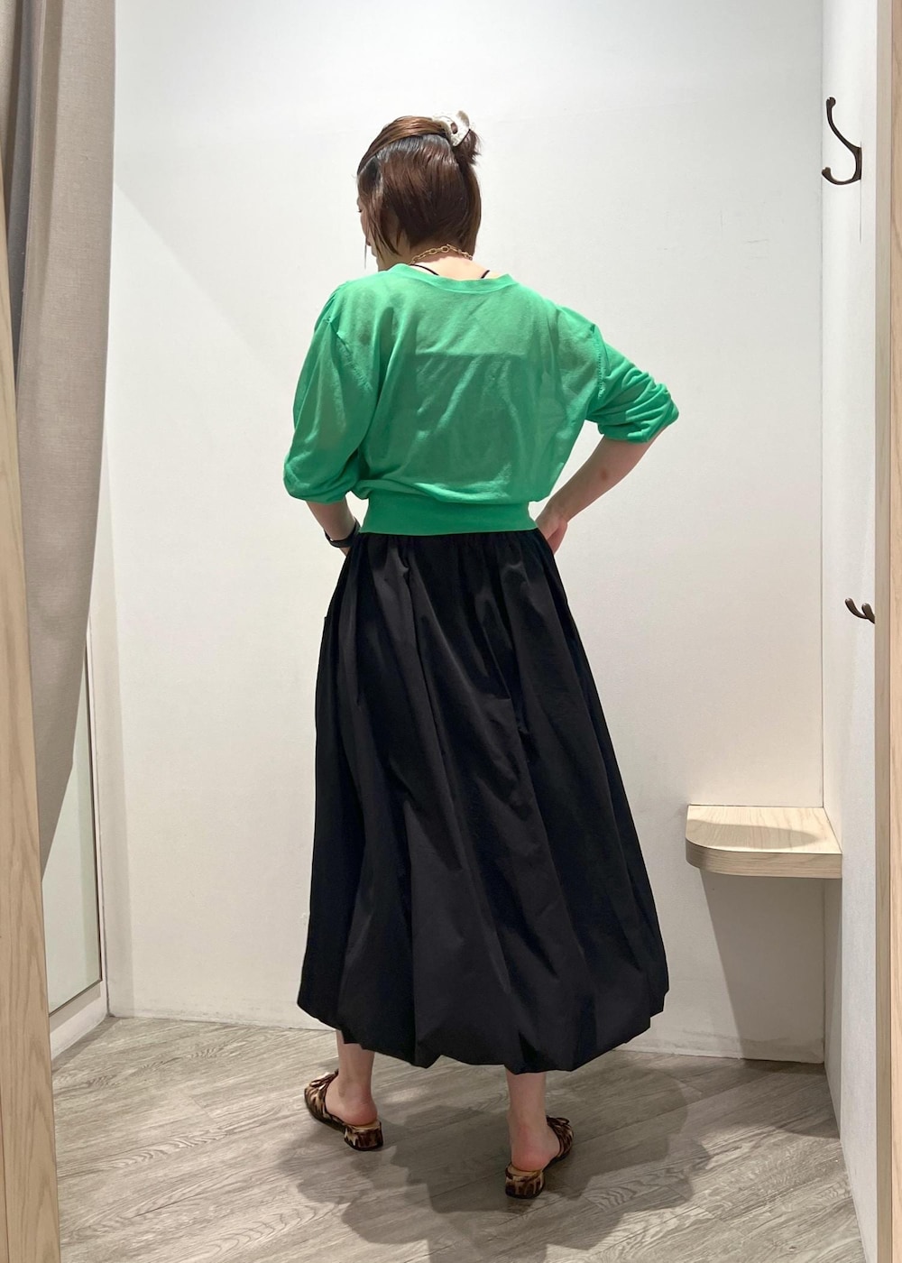 その他のサンダル、ホワイト系のハンドバッグ、ブラック系のスカートを着用したレディースの春コーディネートの2枚目の写真